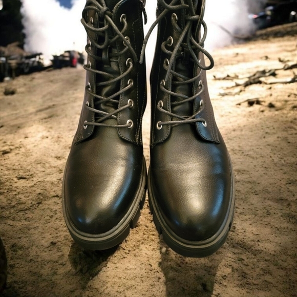 Vepose New York Shoes - Women's size 10 lace up Vepose New York Black Boots